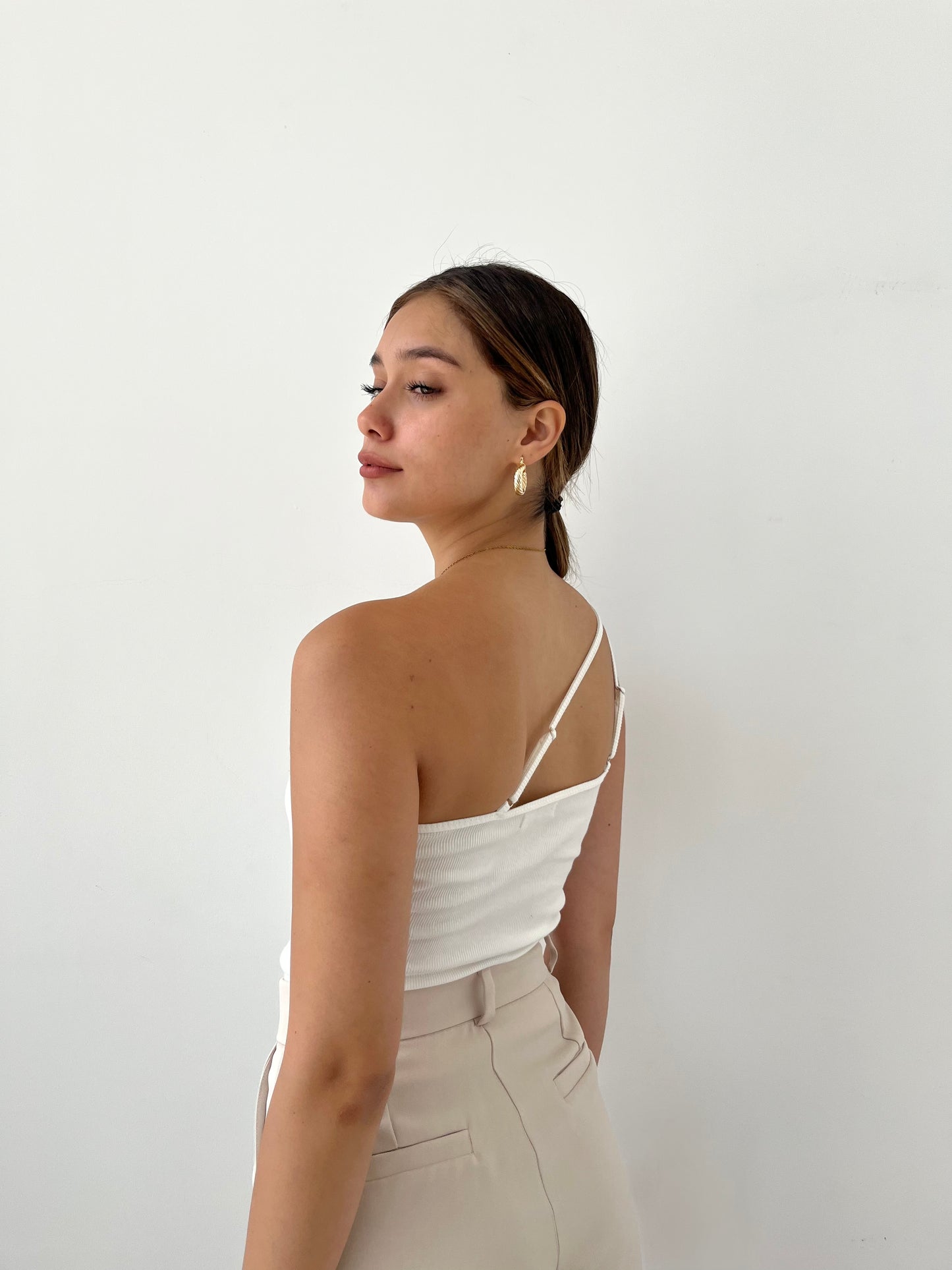 TOP ASIMÉTRICO ARI PERLA