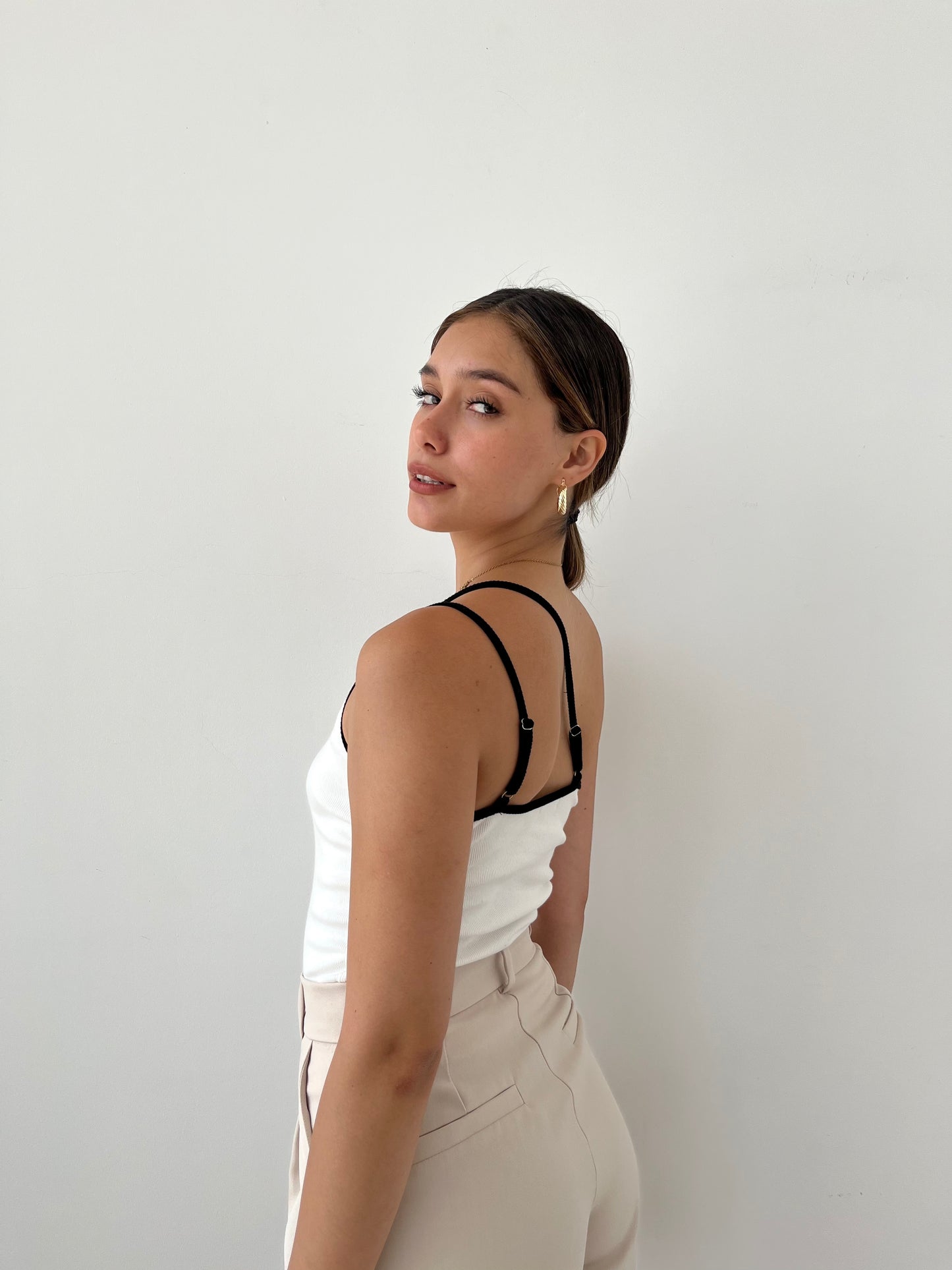 TOP ASIMÉTRICO ARI PERLA/NEGRO