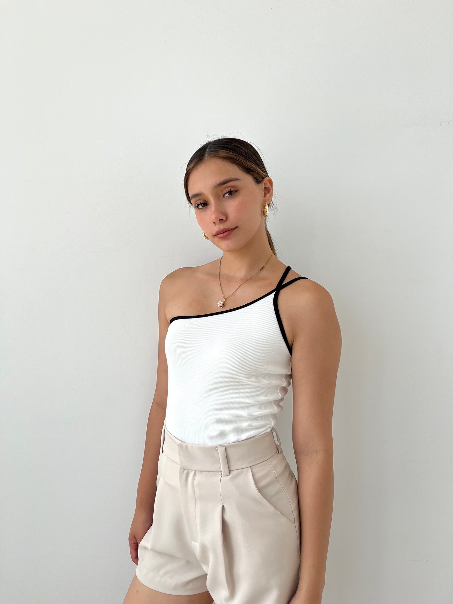 TOP ASIMÉTRICO ARI PERLA/NEGRO