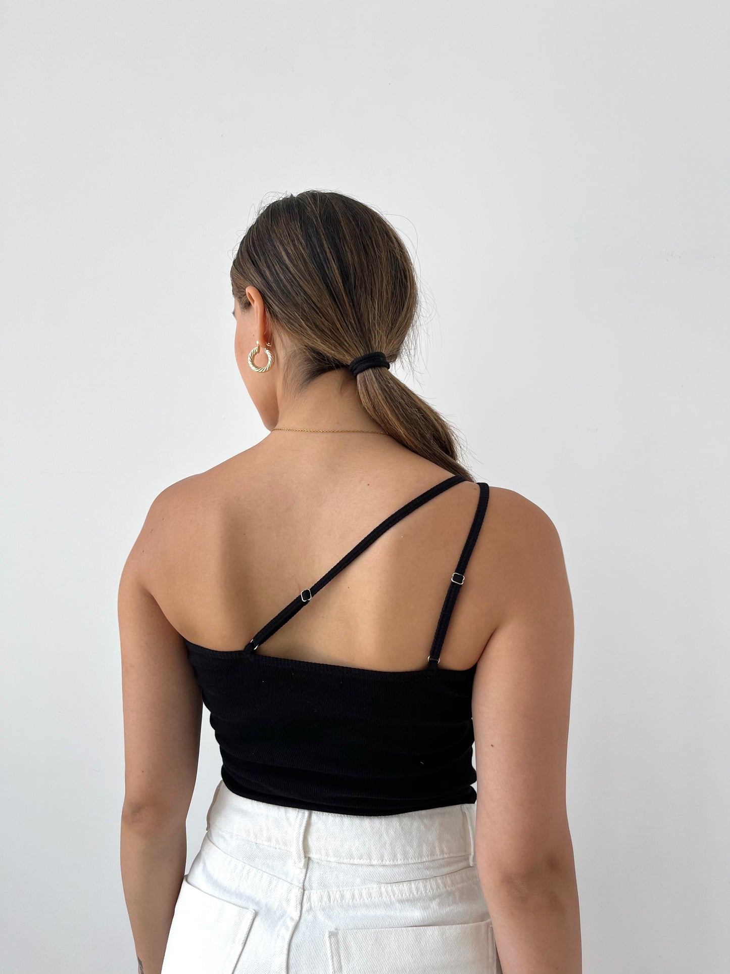 TOP ASIMÉTRICO ARI NEGRO